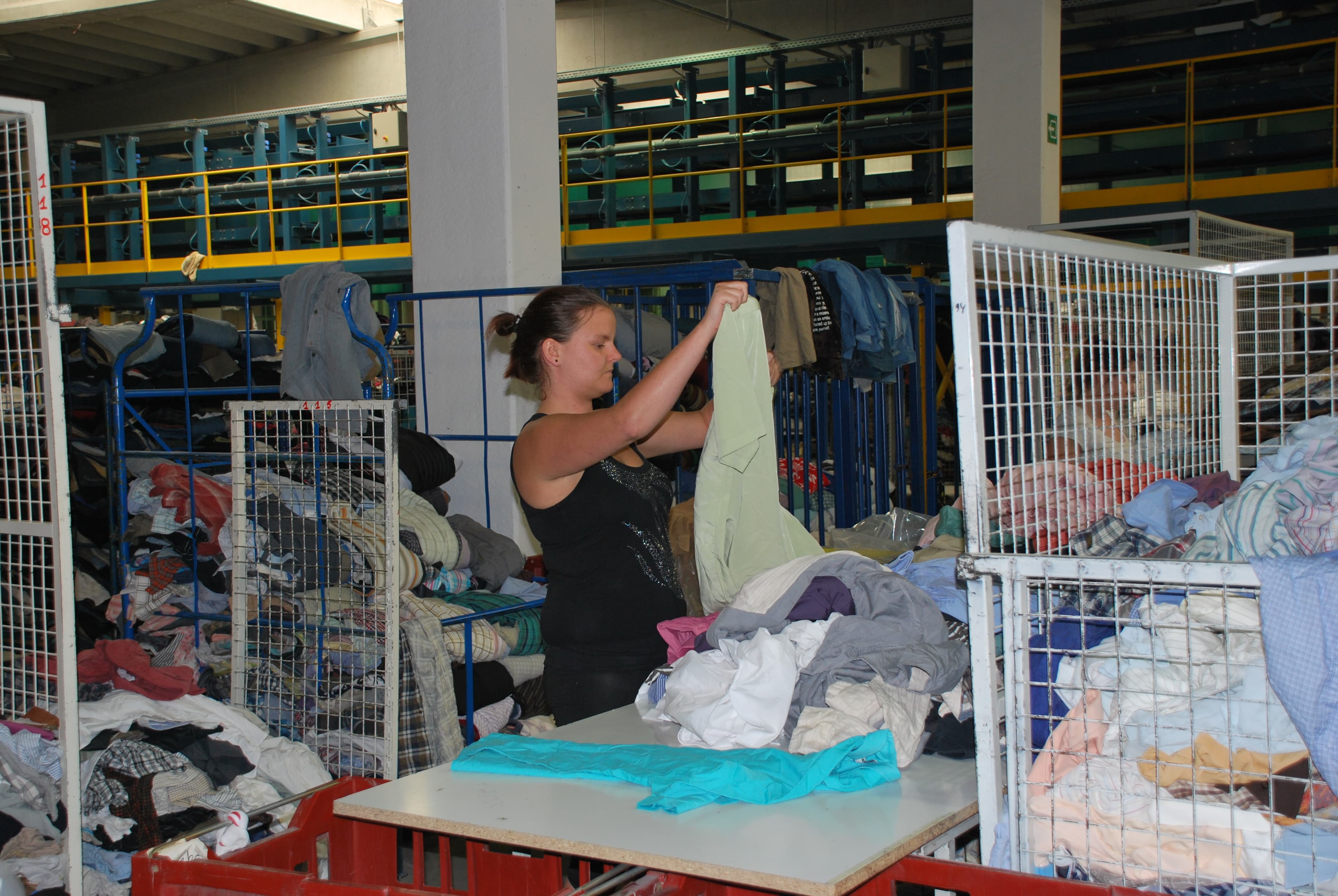 NGO OCCRP doet onderzoek naar illegale dumping van tweedehandstextiel in Roemenië
