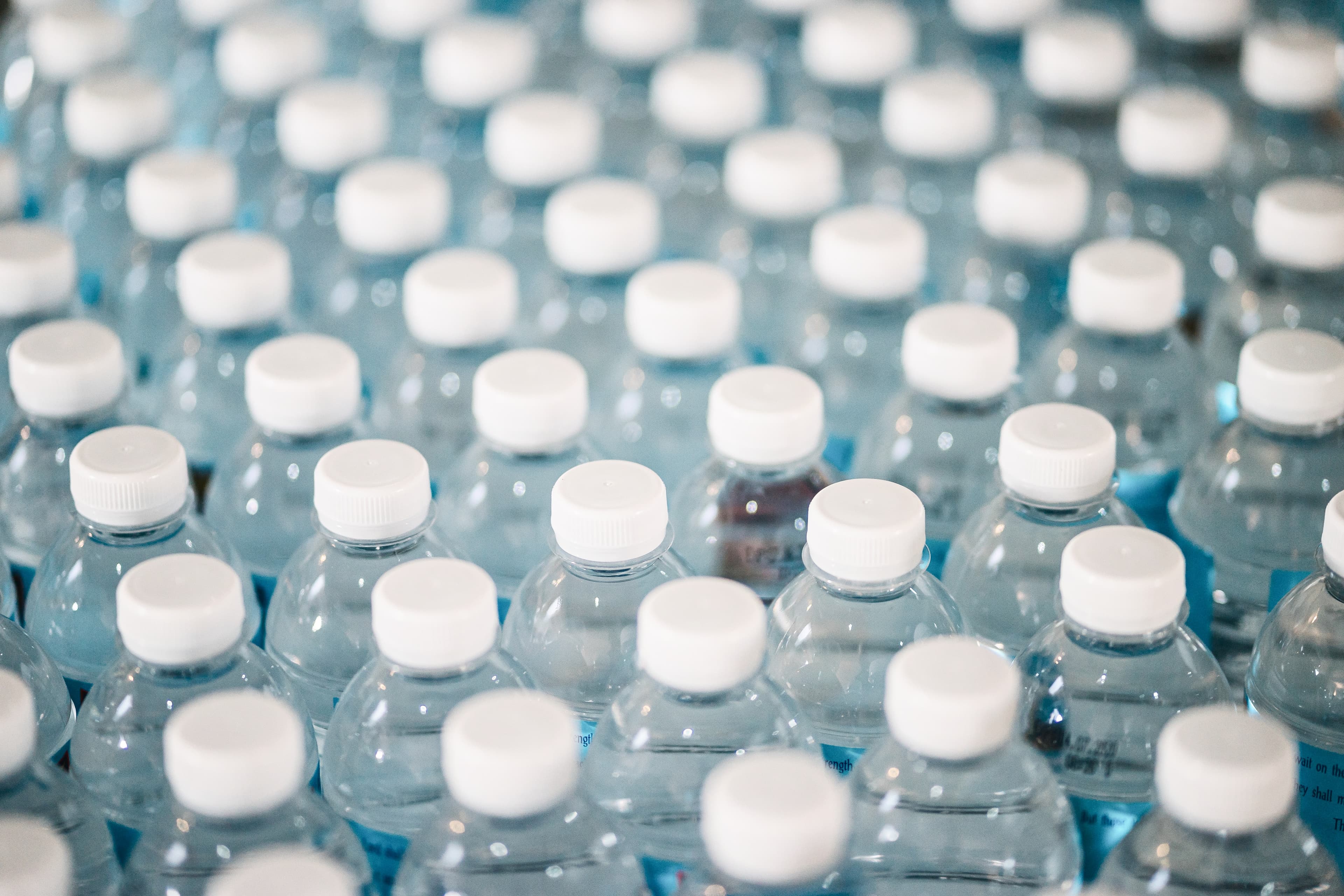 Europa verplicht gebruik van gerecycleerde kunststoffen in plastic drankflessen