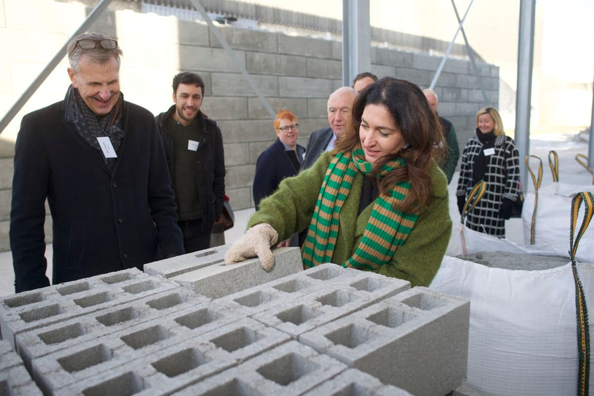 Masterbloc produit les blocs de construction du futur avec la technologie Carbstone d’Orbix