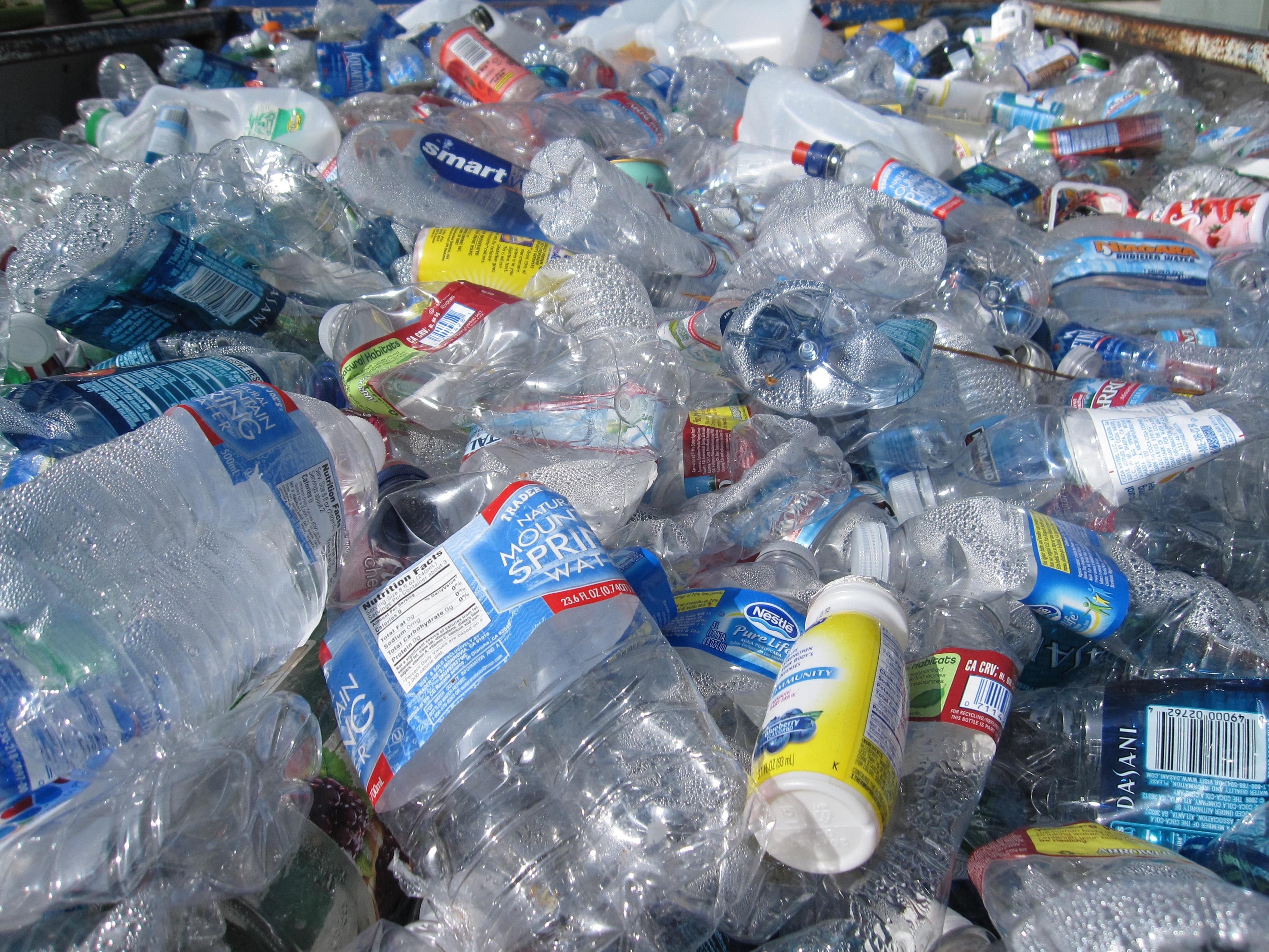 JRC publiceert vergelijkende studie over de milieu-en economische impact van kunststofrecyclage