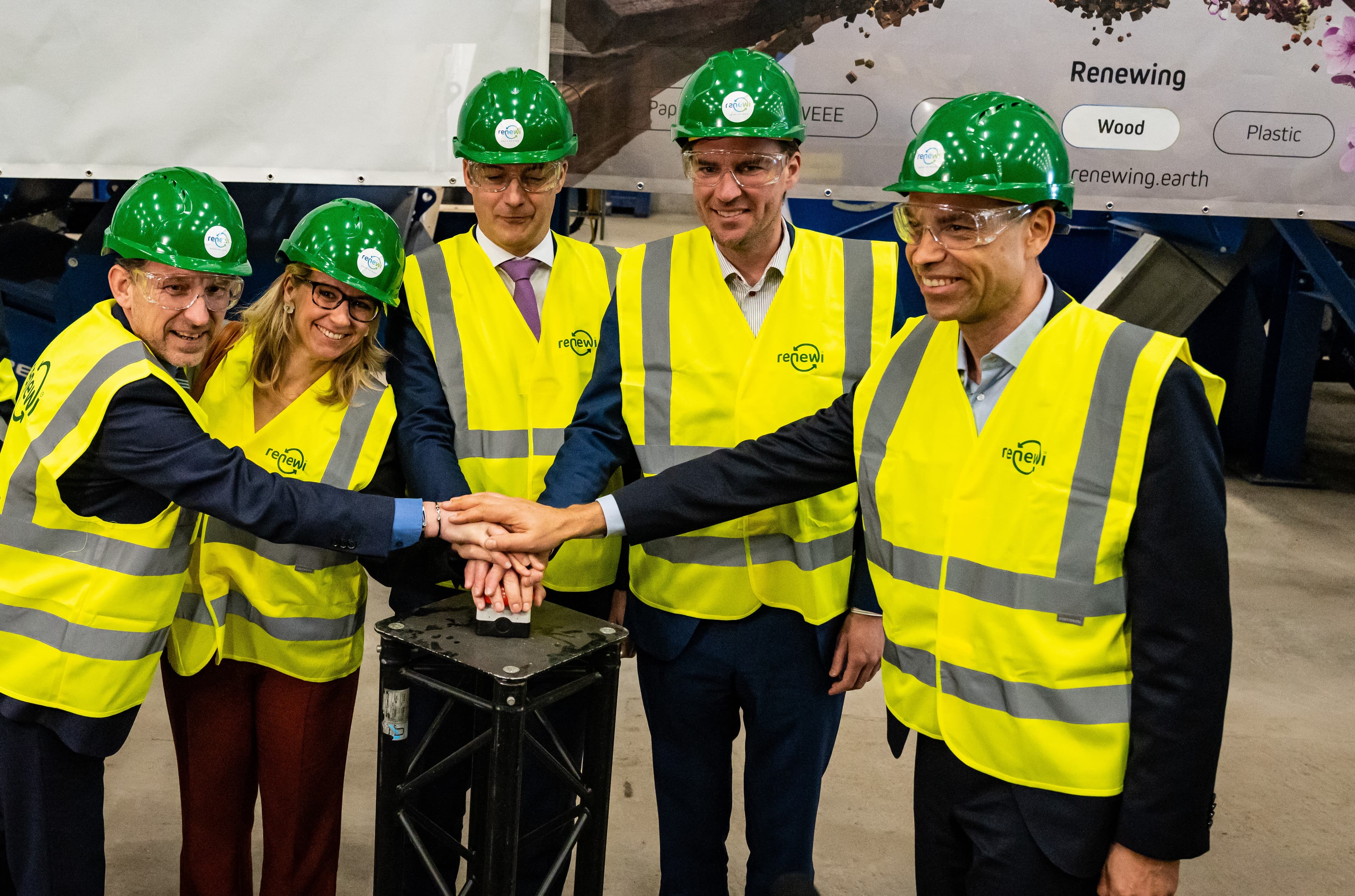 Inhuldiging van nieuwe afvalsorteerlijn en windturbine op Renewi-site in Gent